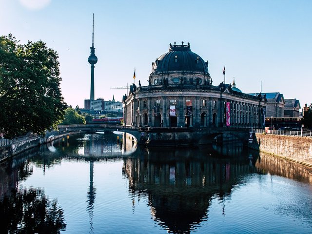 Blick über die Spree auf das Bode-Museum und den Berliner Fernsehturm